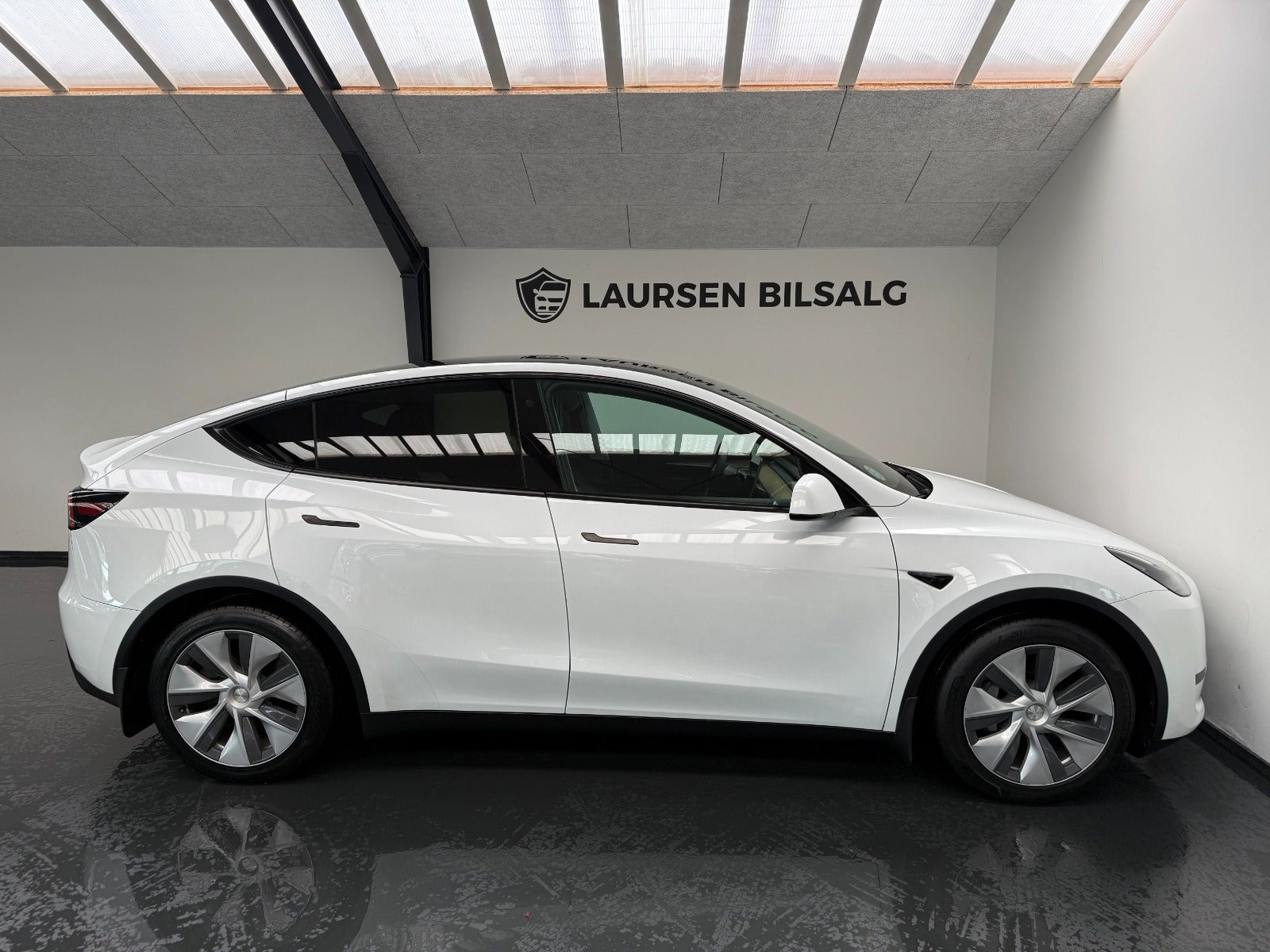 Hvid Tesla Model Y fra 2023