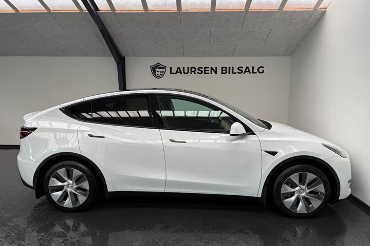 Hvid Tesla Model Y fra 2023