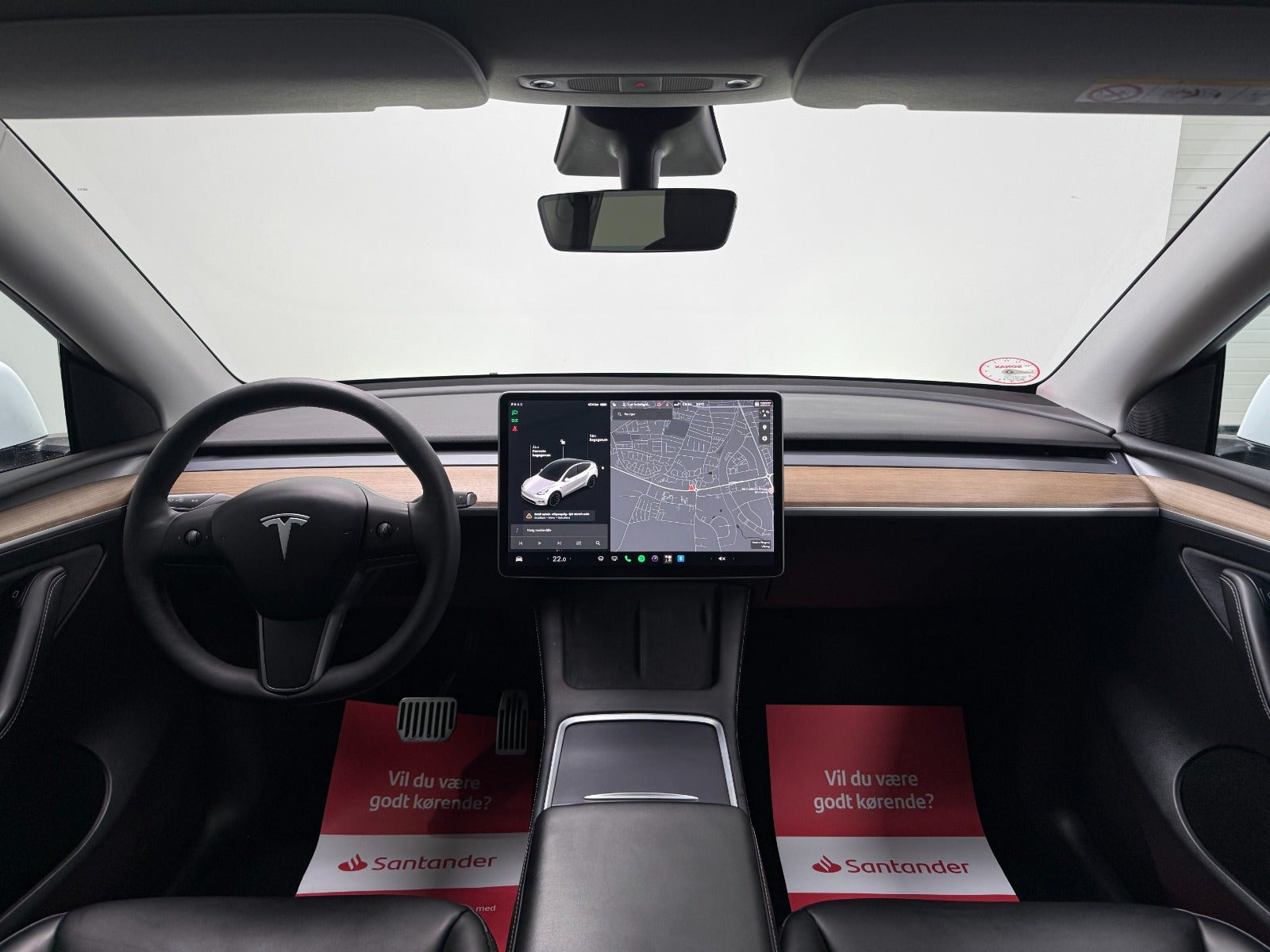 Hvid Tesla Model Y fra 2023