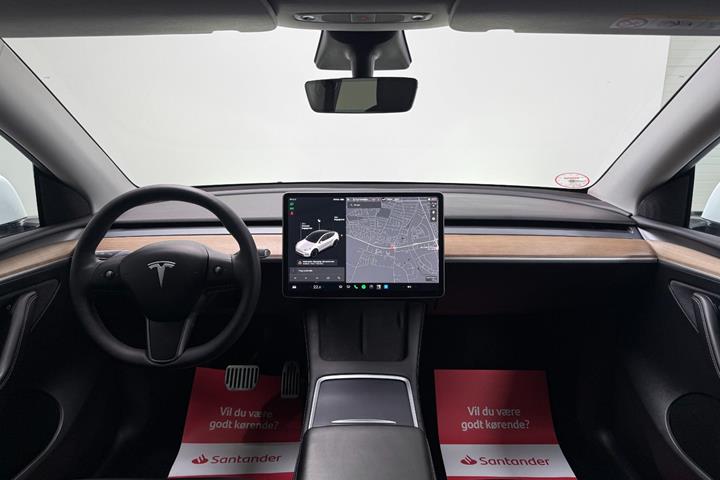 Hvid Tesla Model Y fra 2023