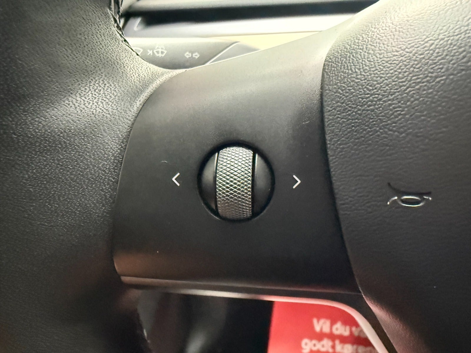 Hvid Tesla Model Y fra 2023