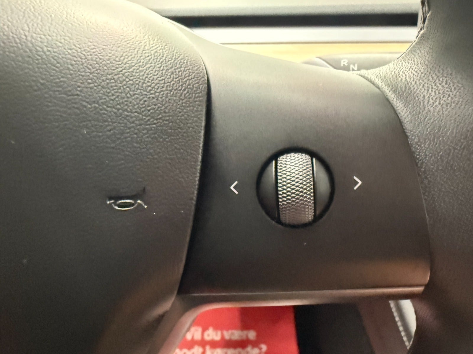 Hvid Tesla Model Y fra 2023