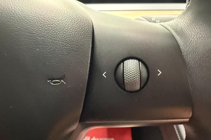 Hvid Tesla Model Y fra 2023