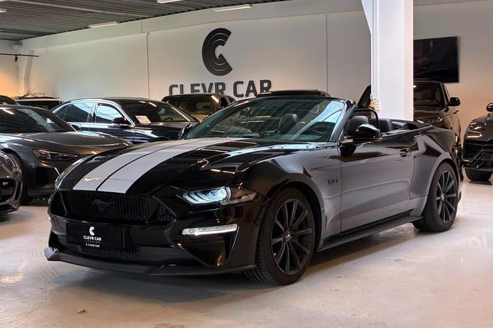 Sort Ford Mustang fra 2018