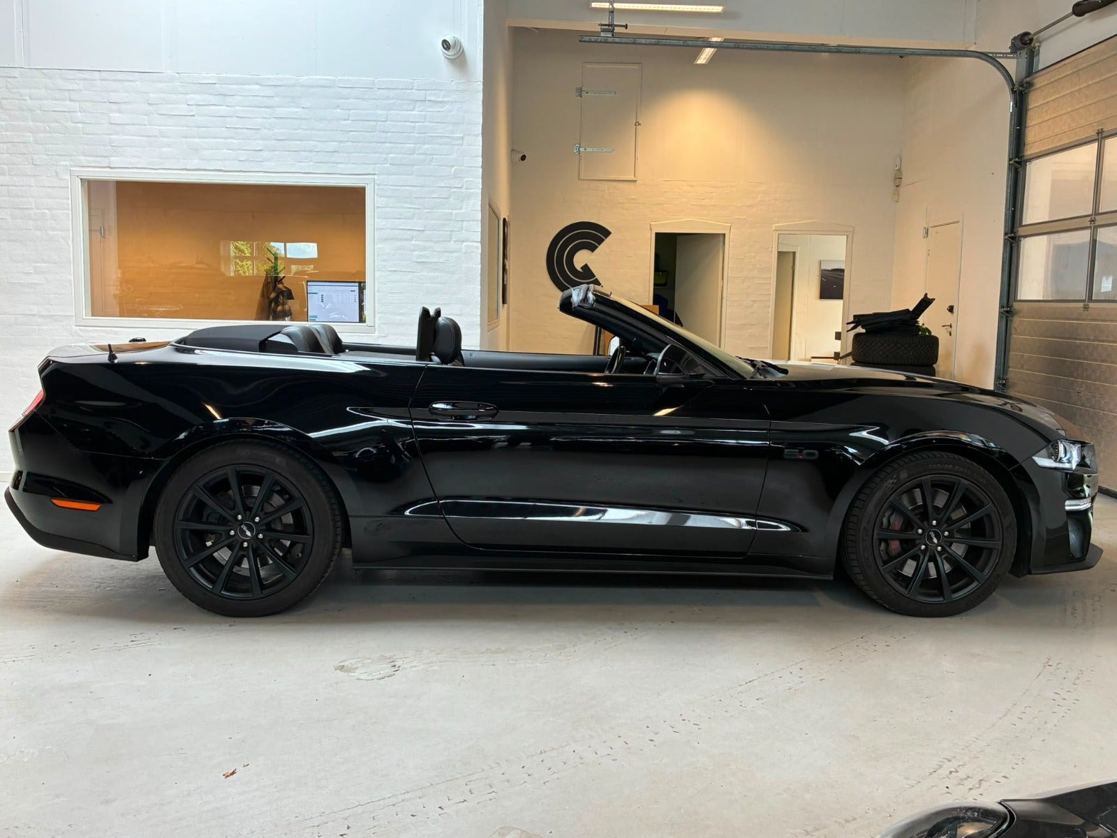 Sort Ford Mustang fra 2018