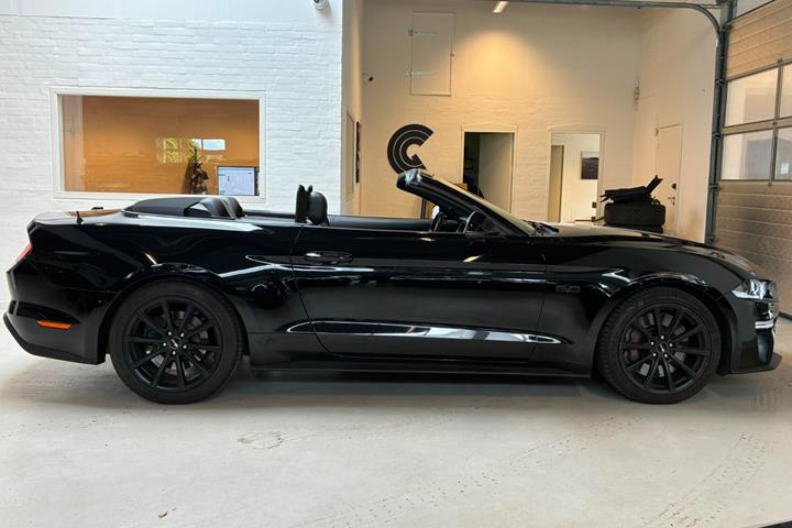 Sort Ford Mustang fra 2018
