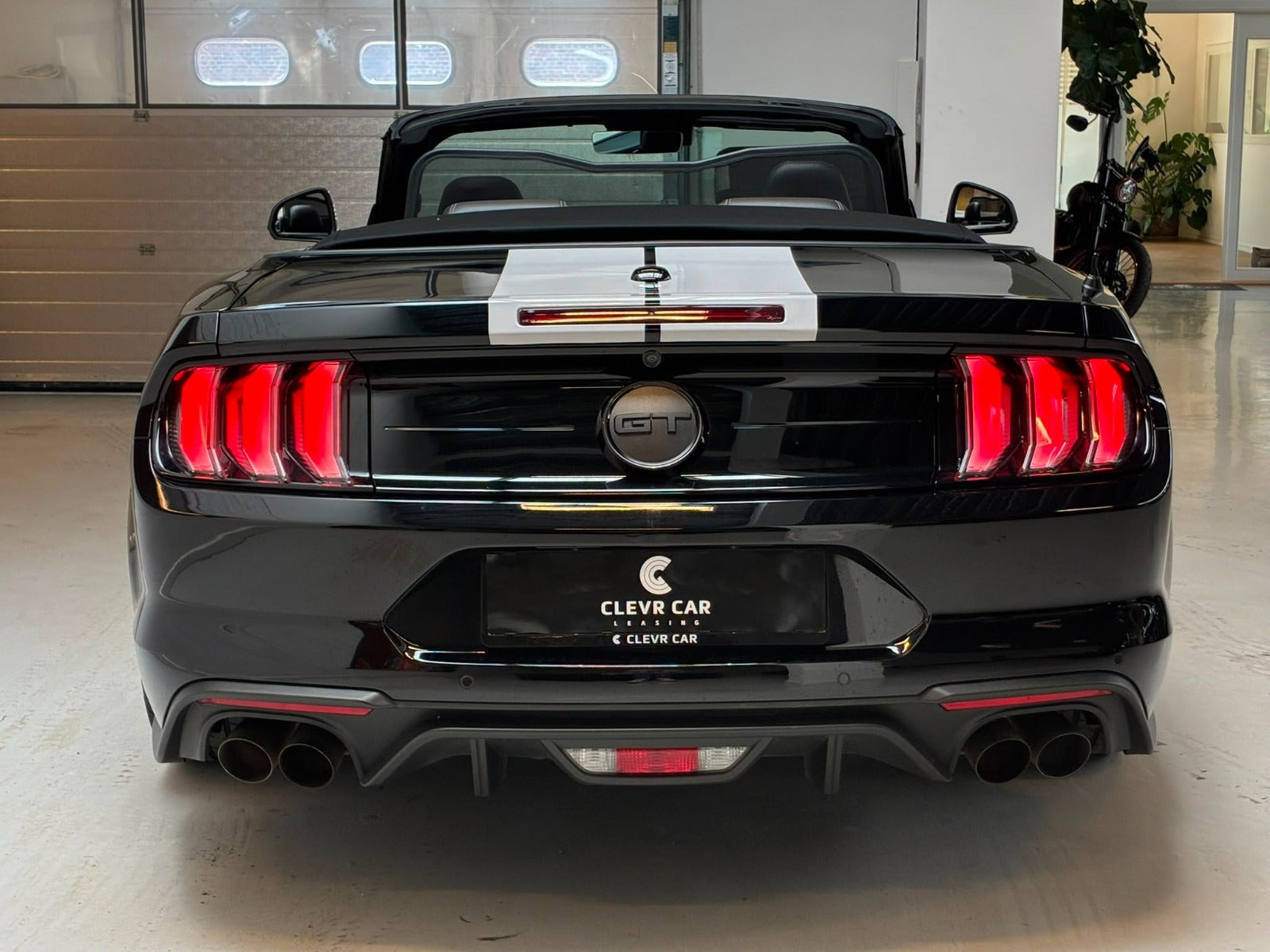 Sort Ford Mustang fra 2018