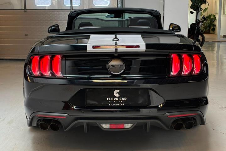 Sort Ford Mustang fra 2018