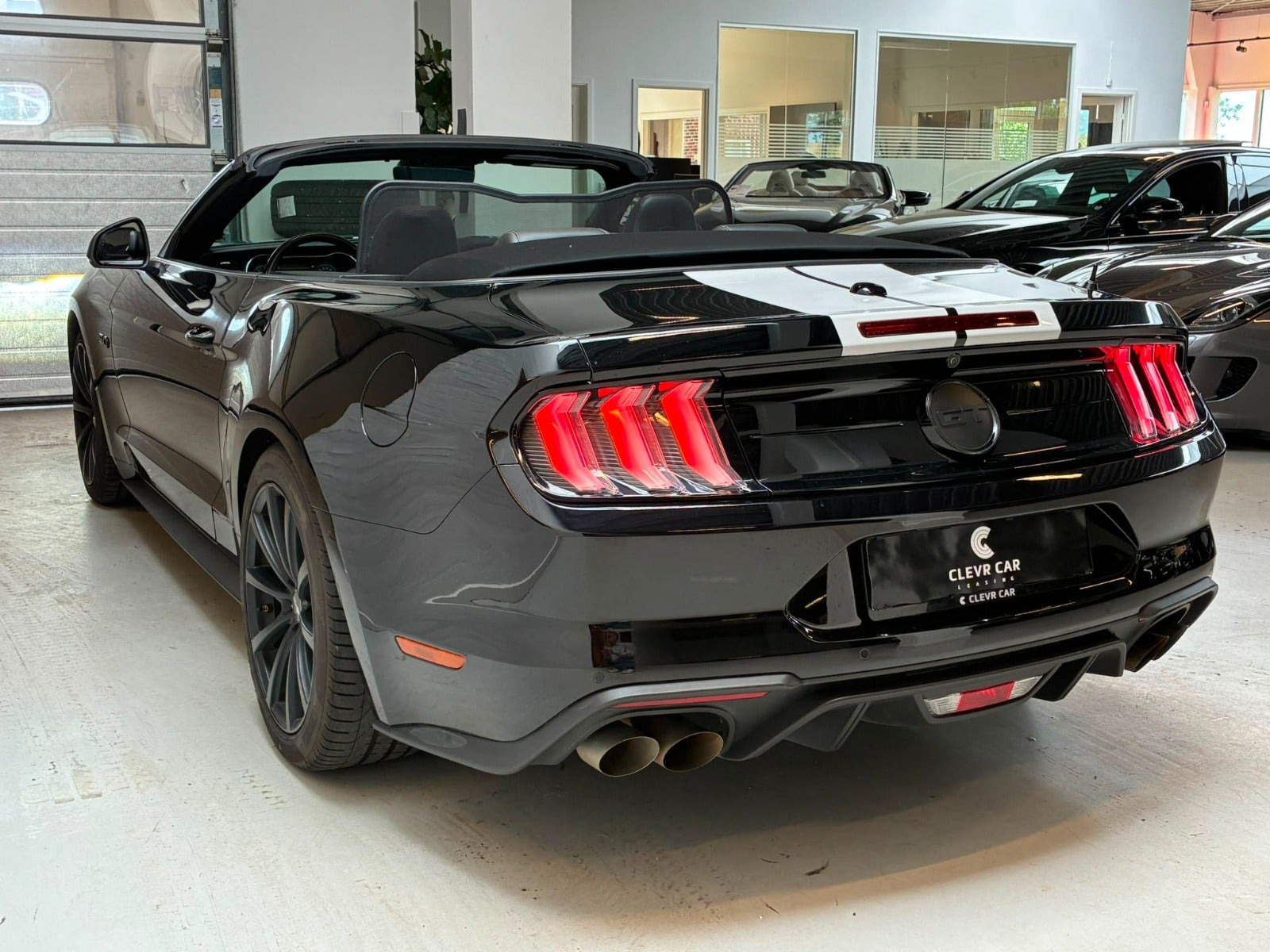 Sort Ford Mustang fra 2018
