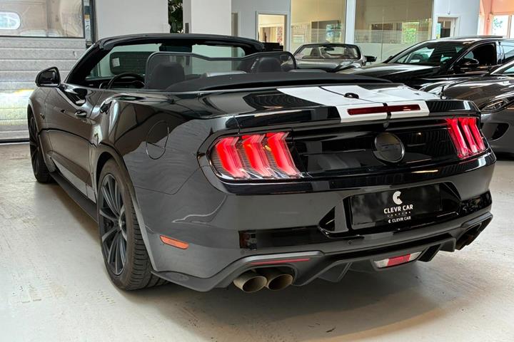 Sort Ford Mustang fra 2018