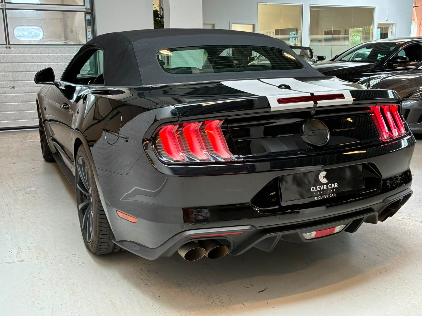 Sort Ford Mustang fra 2018