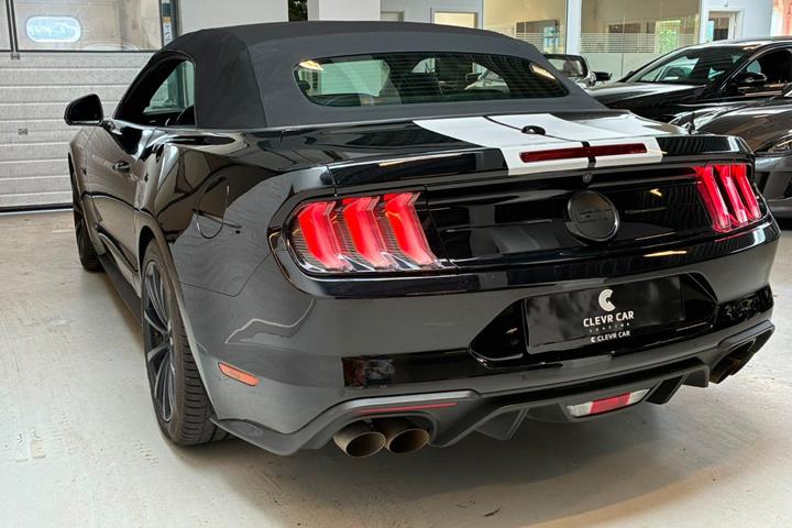 Sort Ford Mustang fra 2018