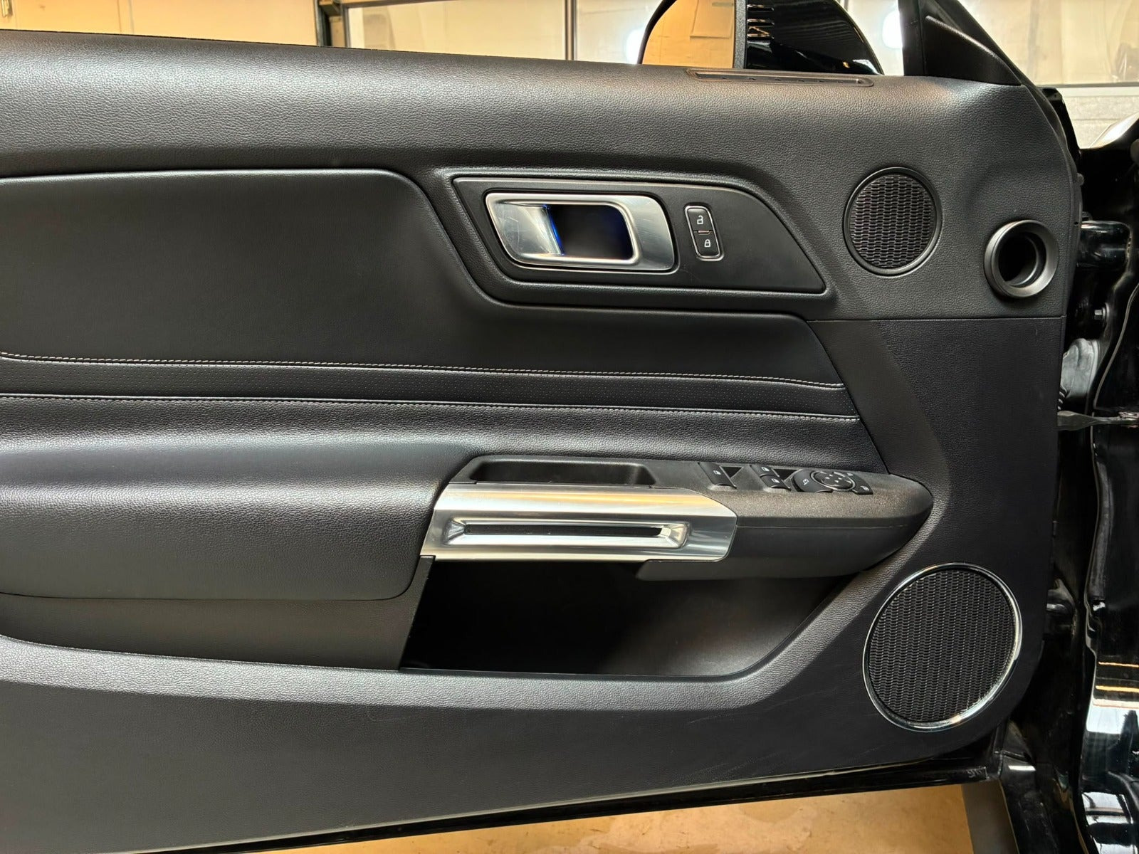 Sort Ford Mustang fra 2018