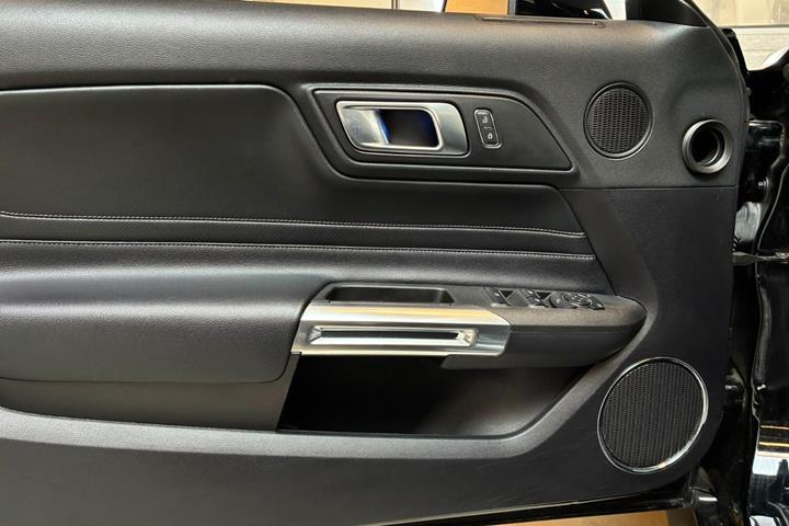 Sort Ford Mustang fra 2018