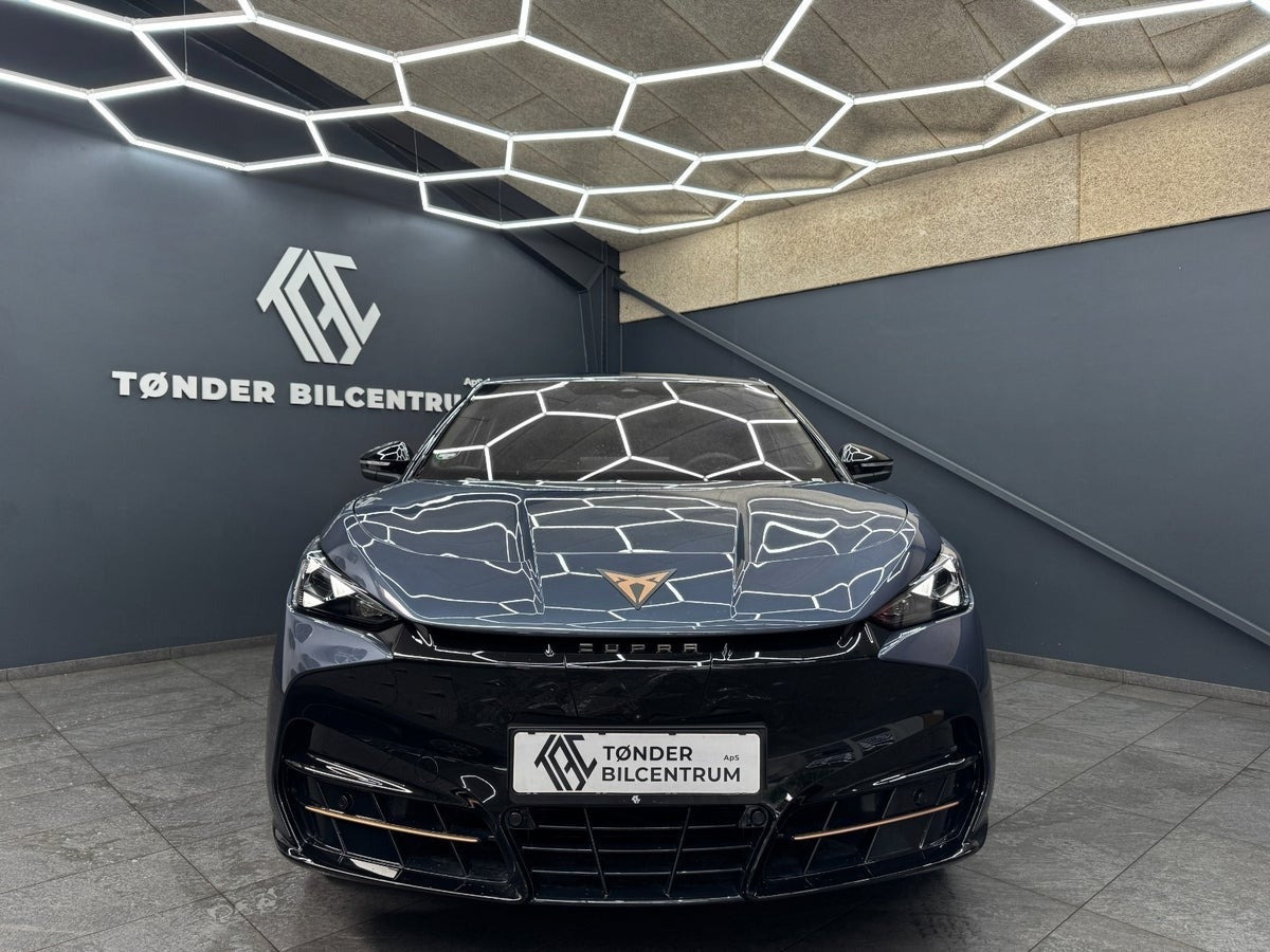 Blå Cupra Tavascan fra 2026