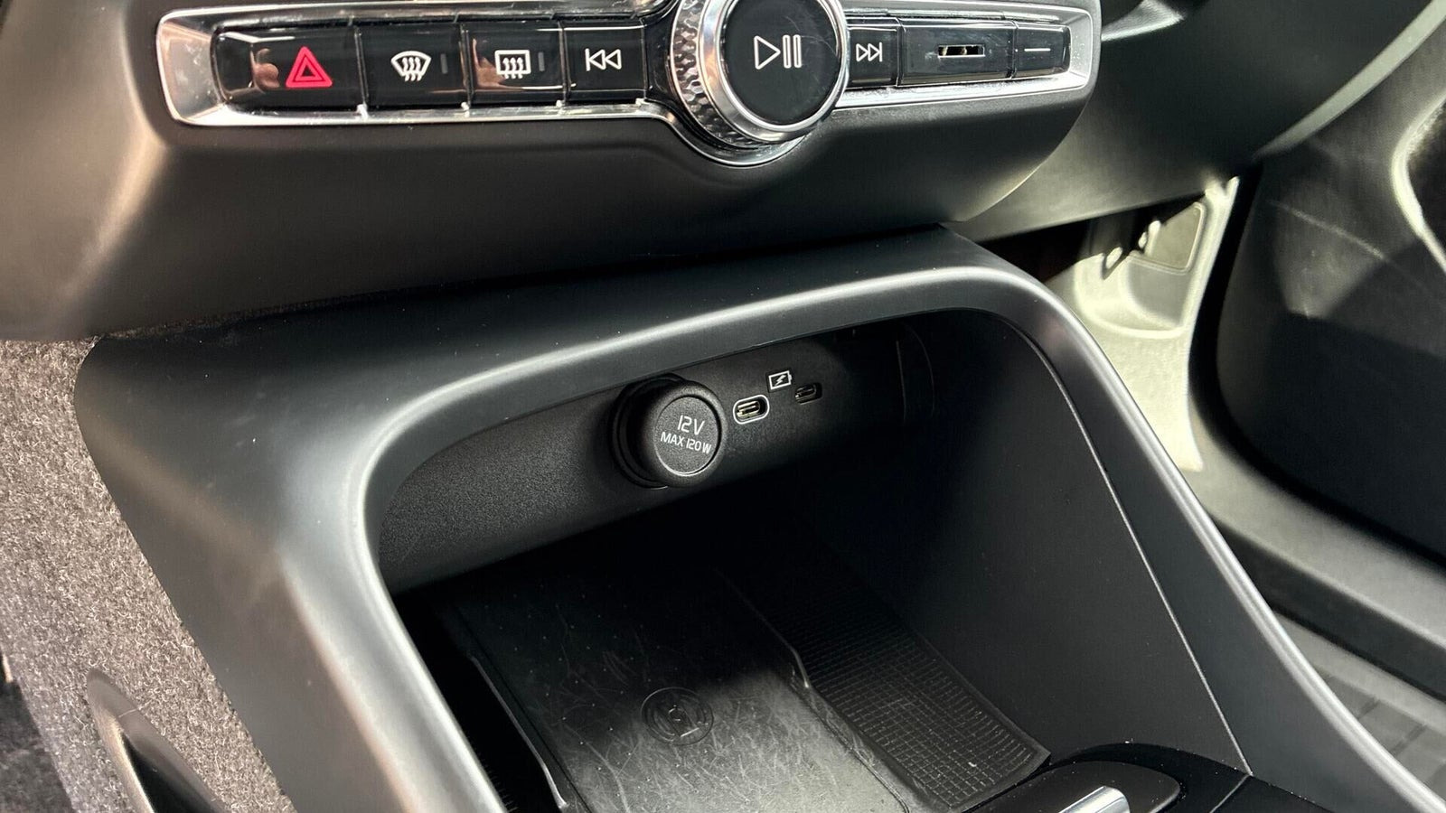 Grøn Volvo XC40 fra 2023
