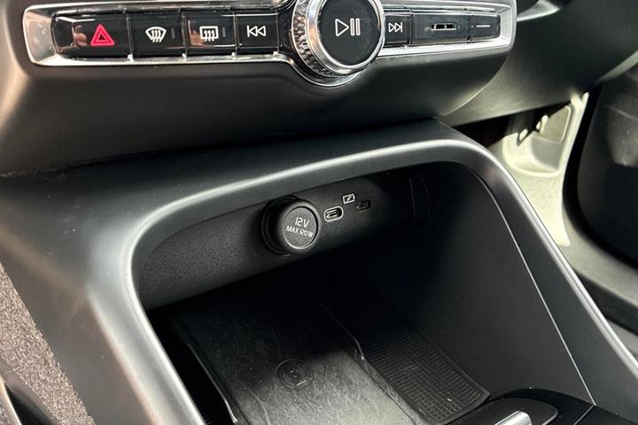 Grøn Volvo XC40 fra 2023