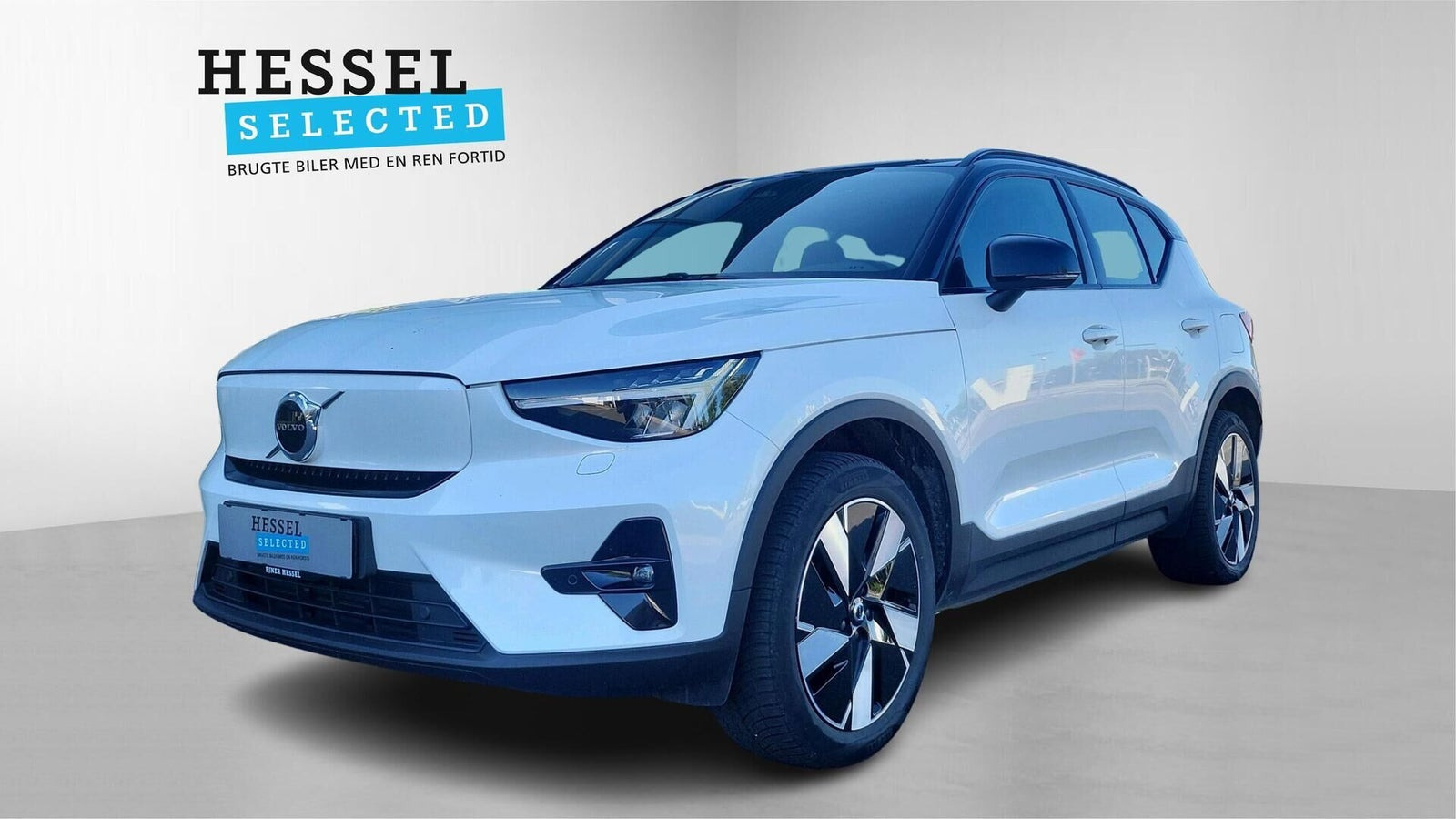 Hvid Volvo XC40 fra 2023 set udefra