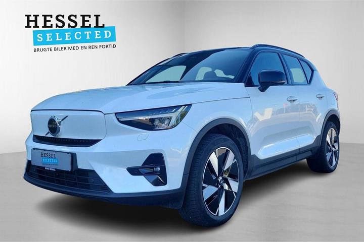 Hvid Volvo XC40 fra 2023 set udefra