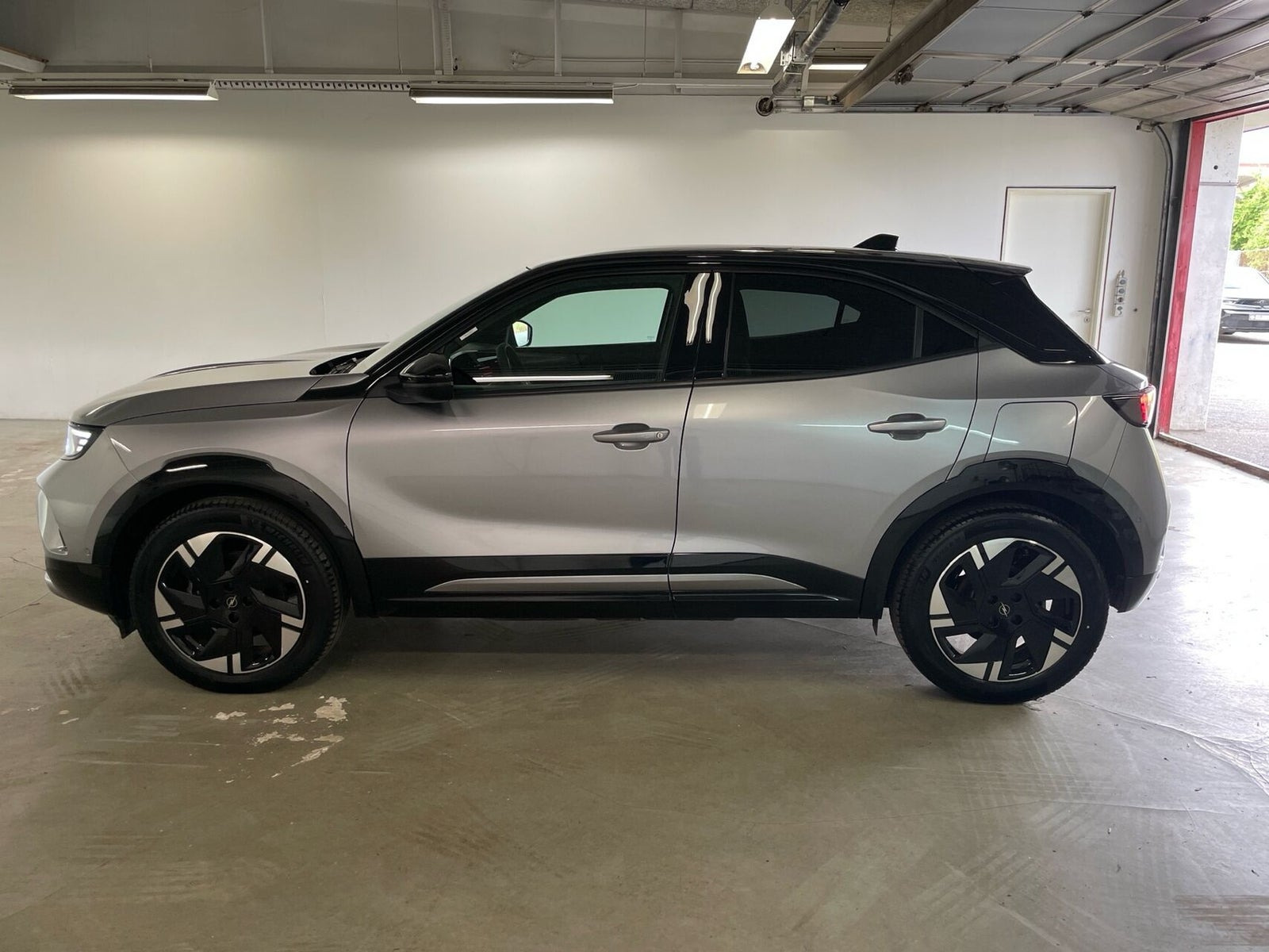 Sølv Opel Mokka-e fra 2025