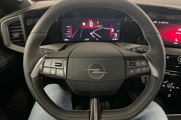 Sølv Opel Mokka-e fra 2025