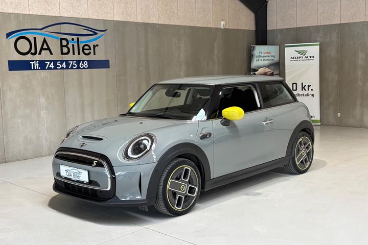 Grå Mini Cooper SE fra 2022 set udefra