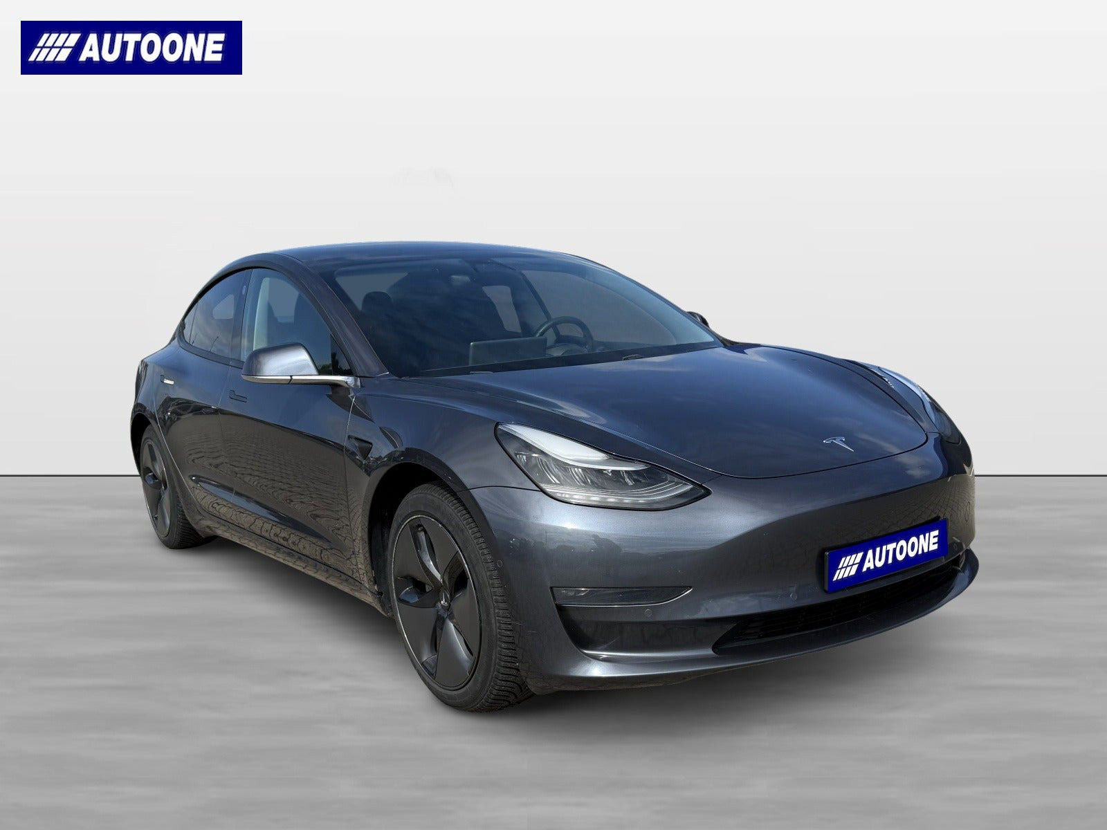 Grå Tesla Model 3 fra 2019