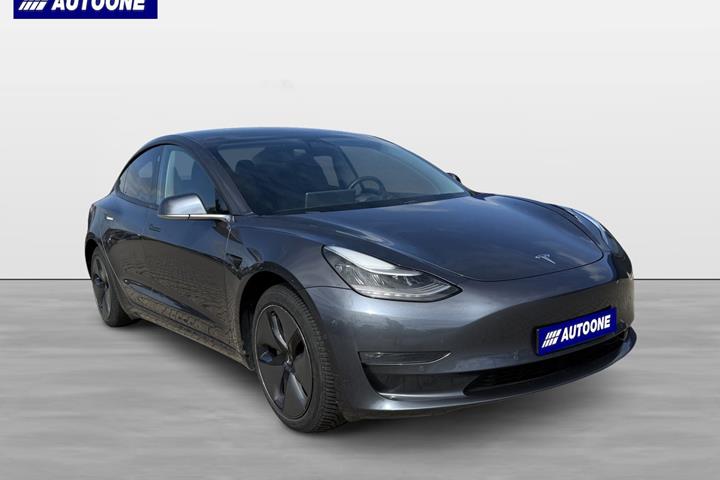 Grå Tesla Model 3 fra 2019