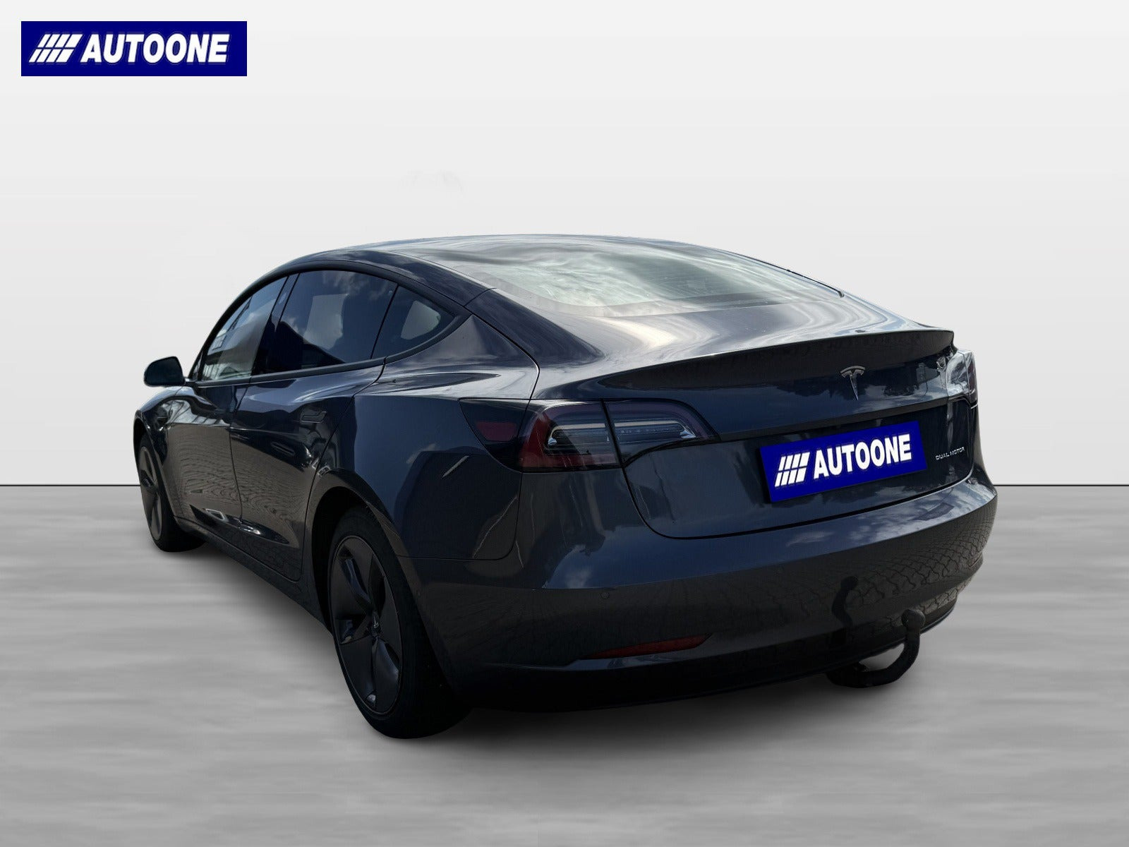 Grå Tesla Model 3 fra 2019