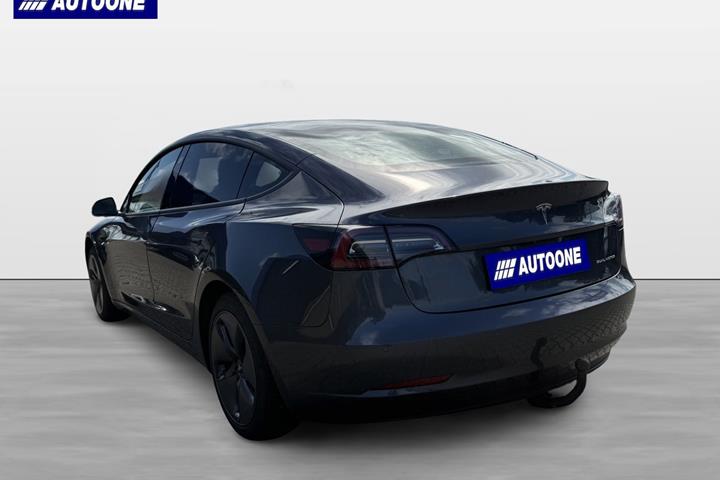 Grå Tesla Model 3 fra 2019