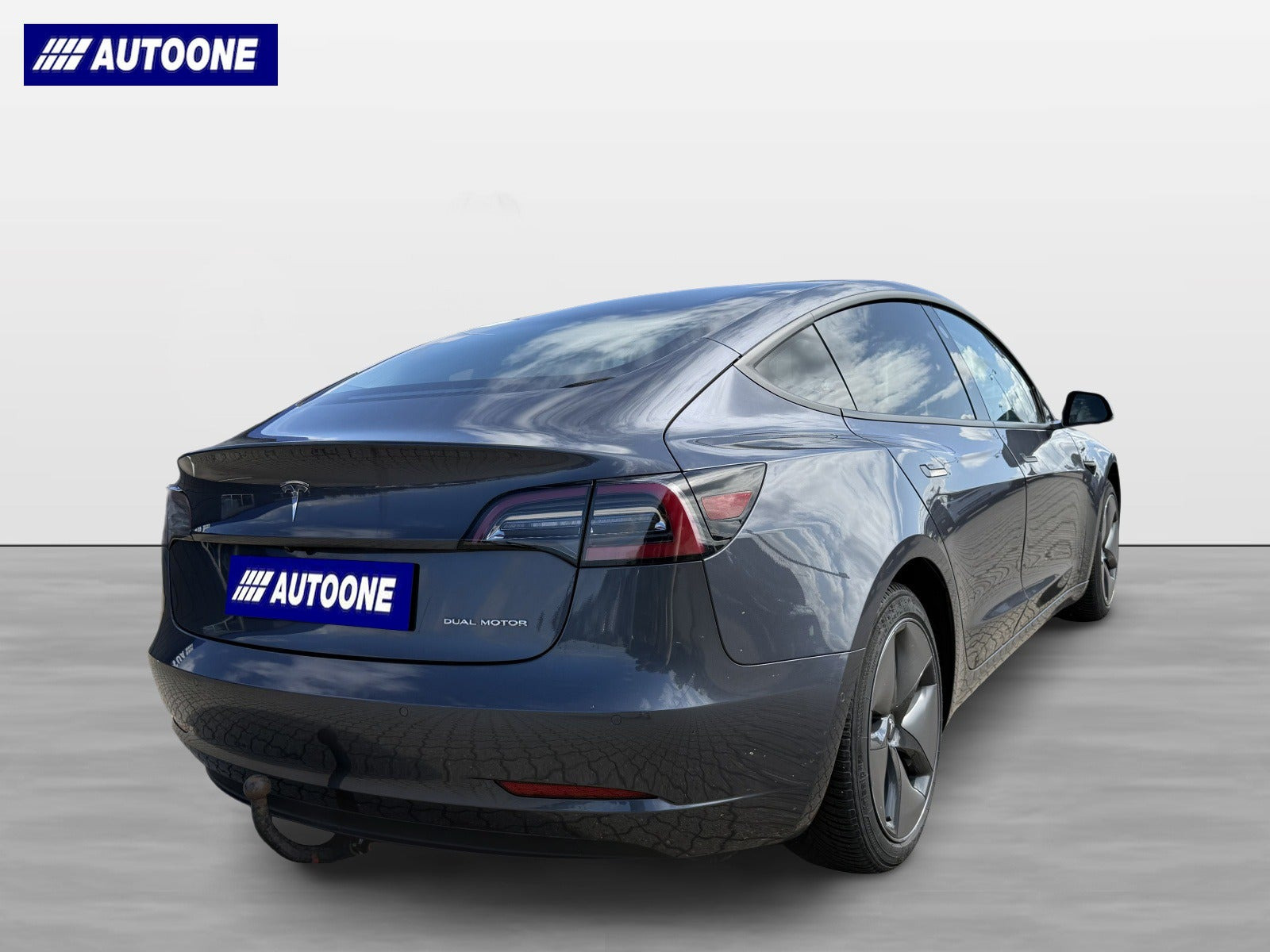 Grå Tesla Model 3 fra 2019