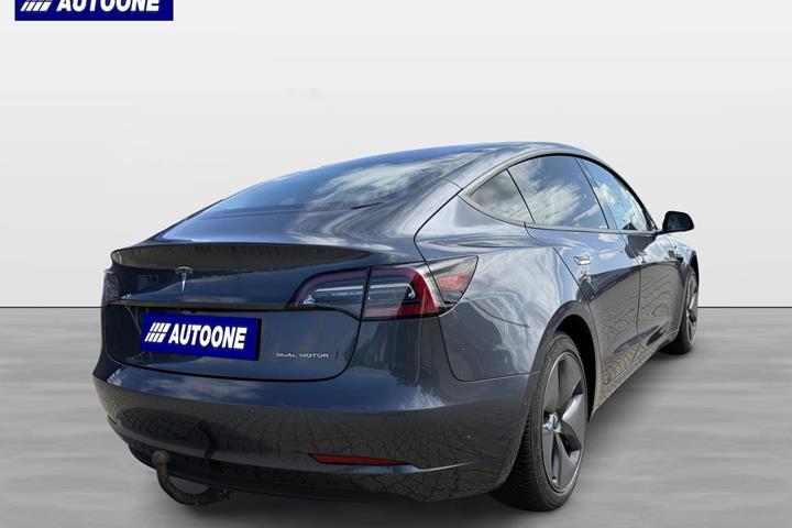 Grå Tesla Model 3 fra 2019