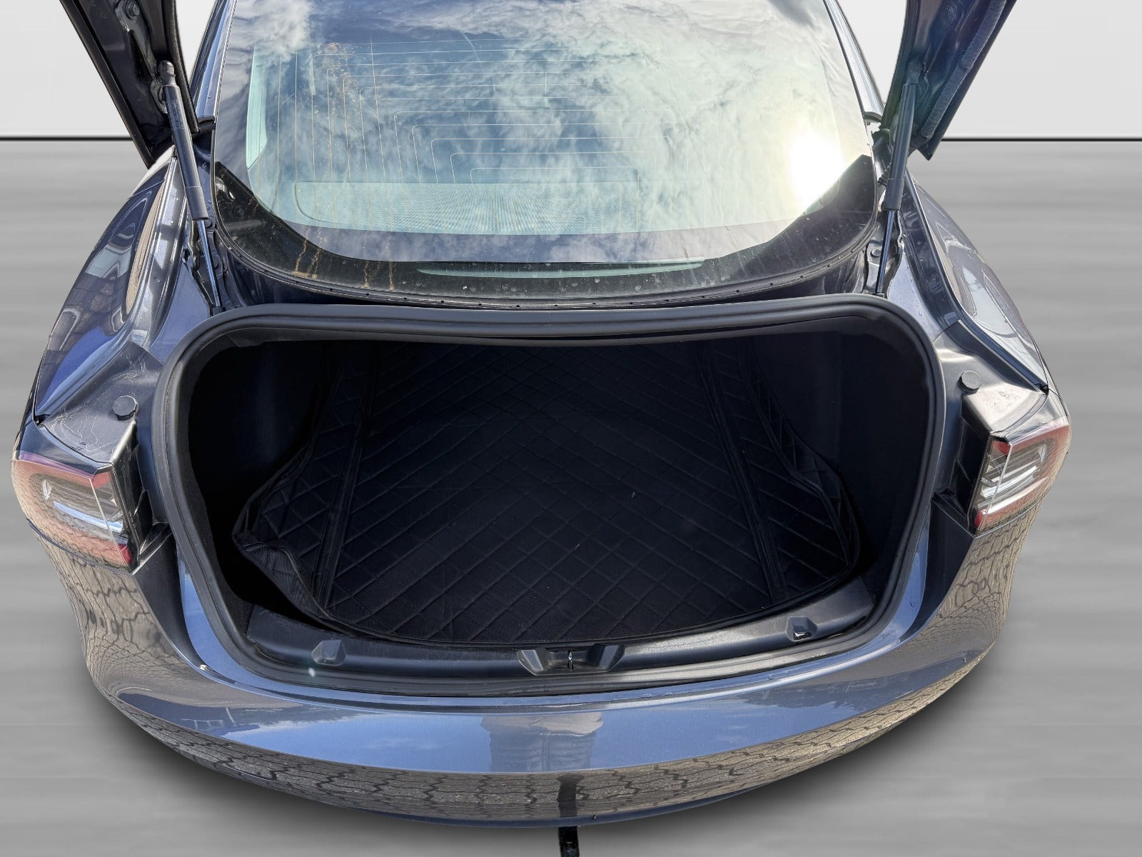 Grå Tesla Model 3 fra 2019