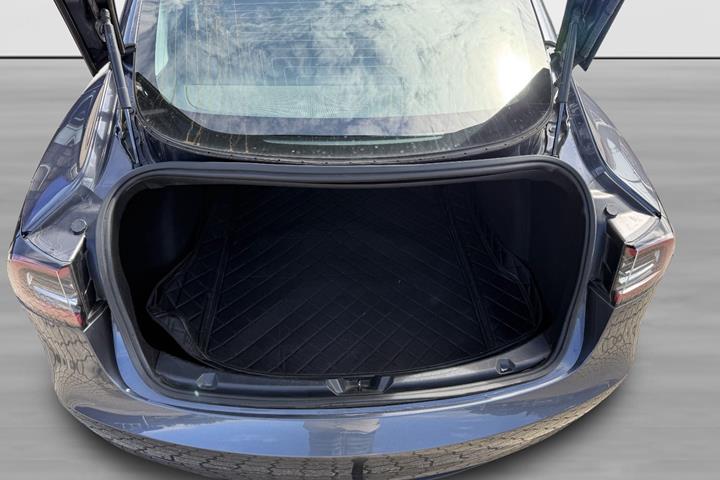 Grå Tesla Model 3 fra 2019