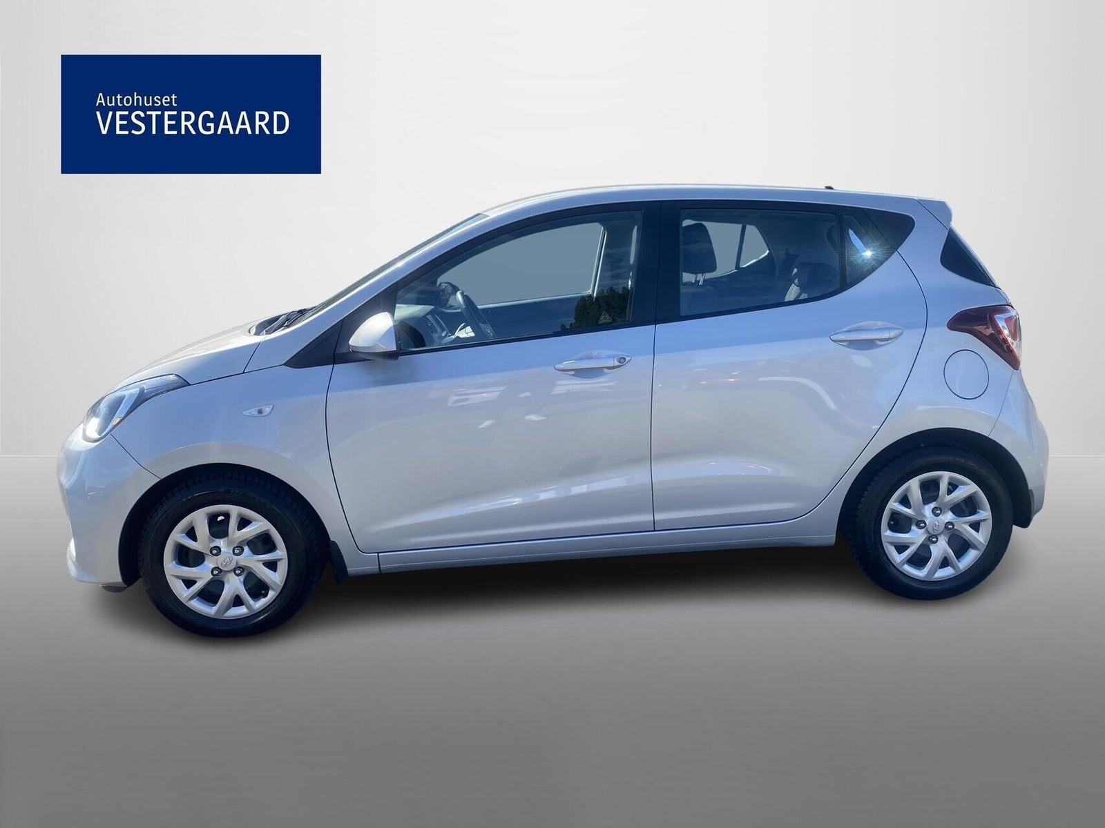 Grå Hyundai i10 fra 2020