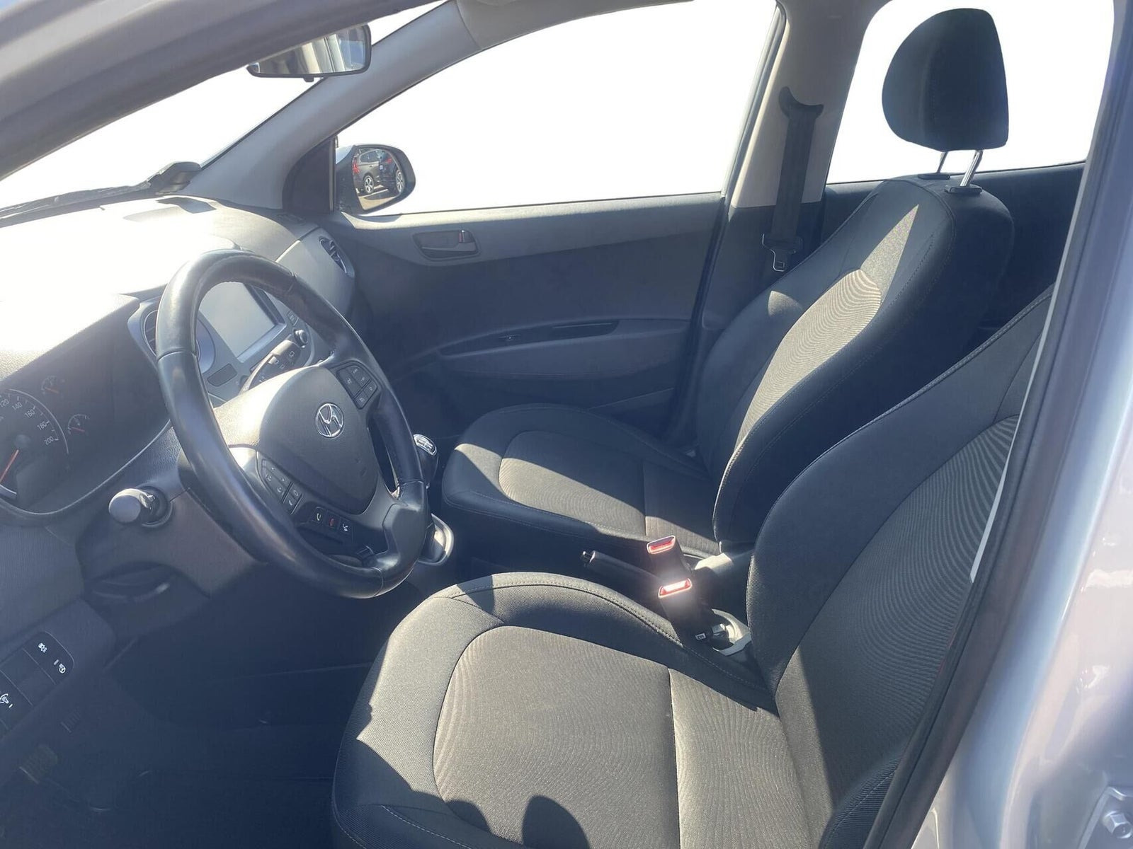 Grå Hyundai i10 fra 2020