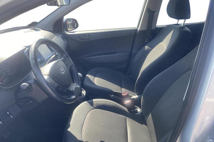 Grå Hyundai i10 fra 2020