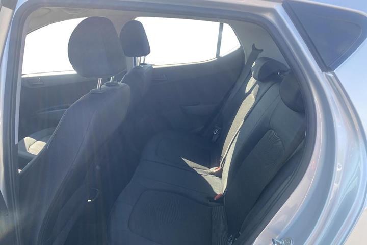Grå Hyundai i10 fra 2020