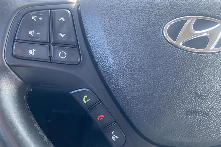 Grå Hyundai i10 fra 2020