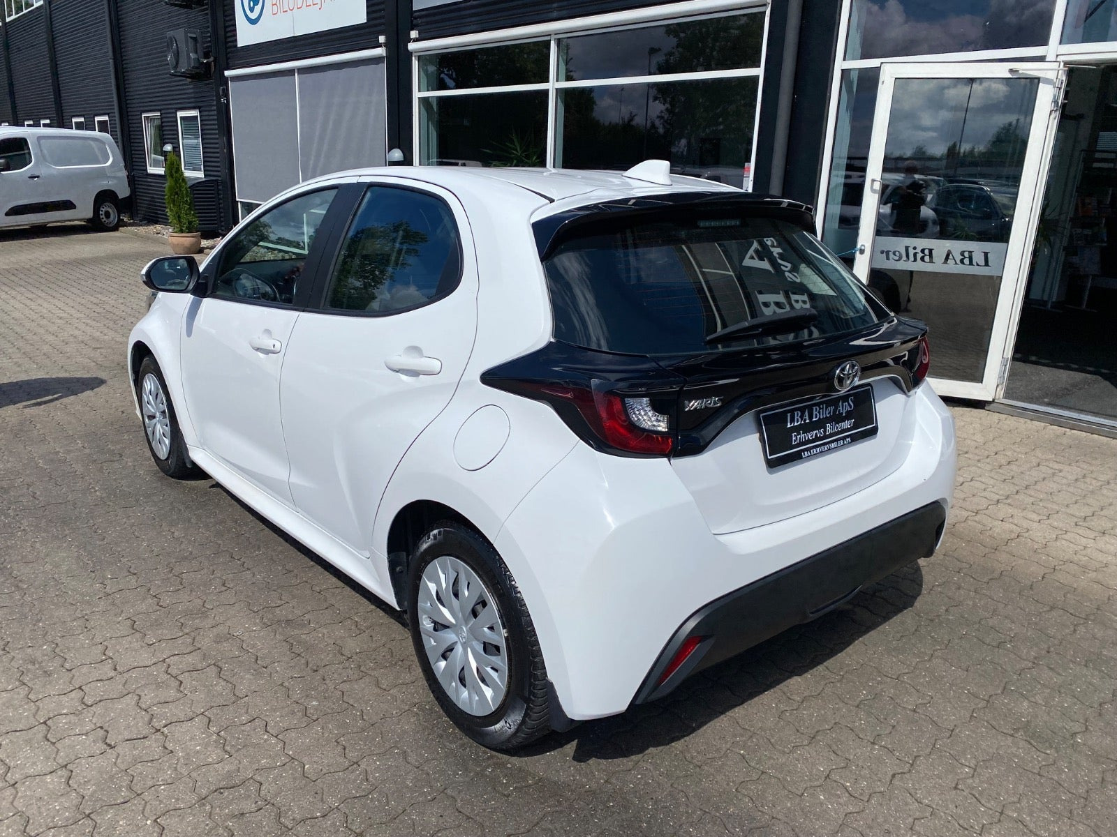 Hvid Toyota Yaris fra 2023
