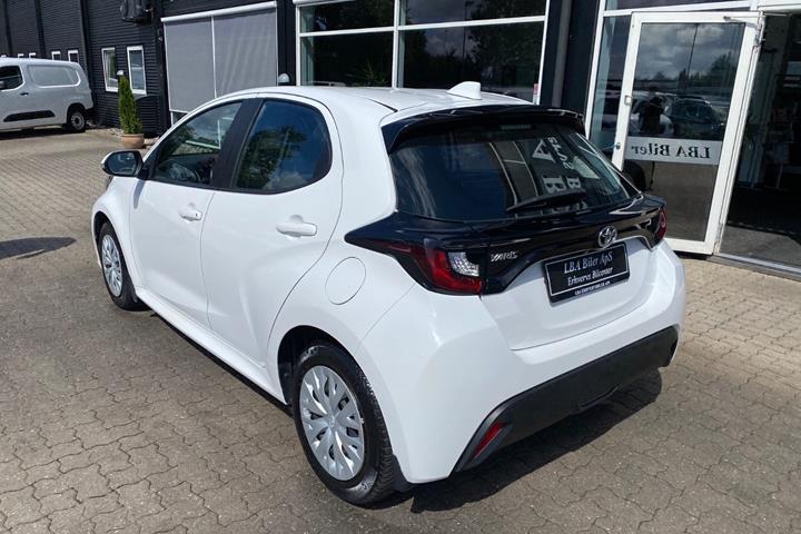 Hvid Toyota Yaris fra 2023
