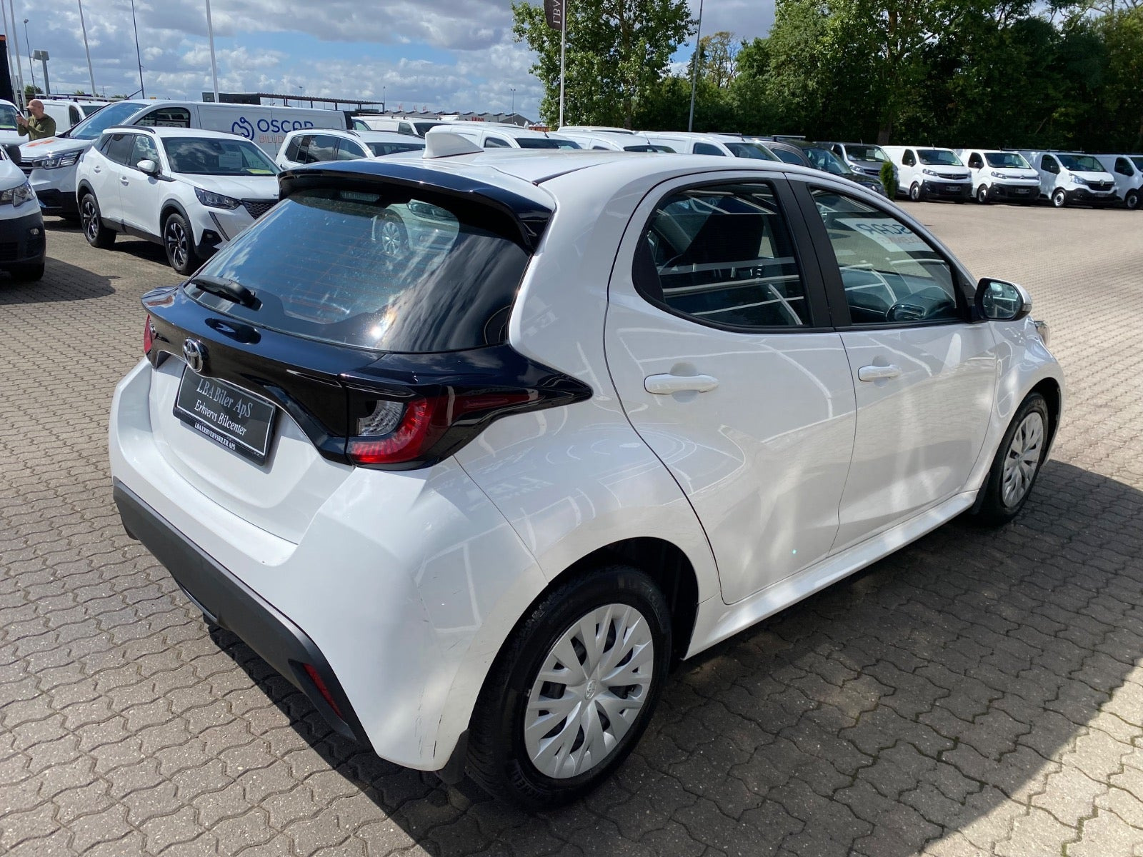 Hvid Toyota Yaris fra 2023
