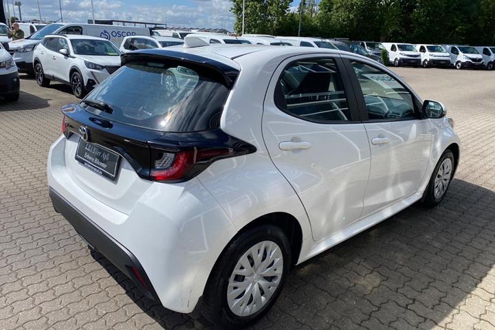 Hvid Toyota Yaris fra 2023