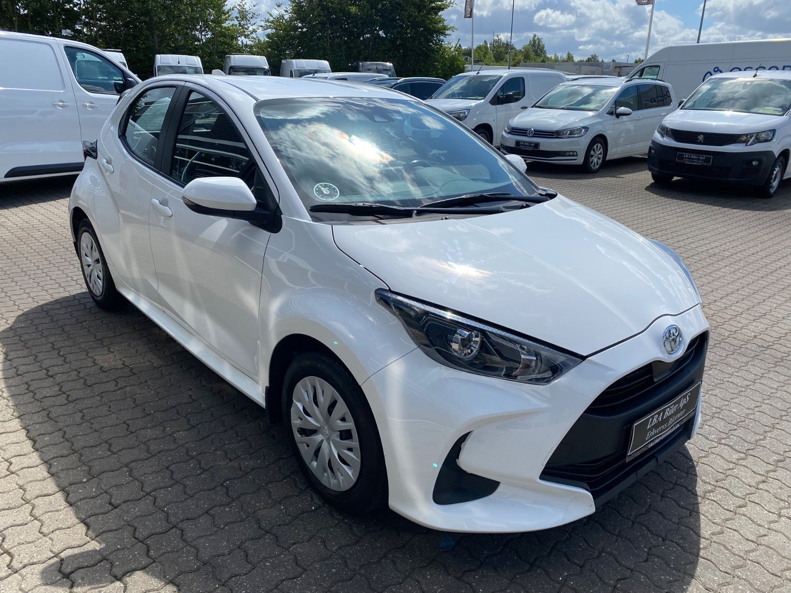 Hvid Toyota Yaris fra 2023