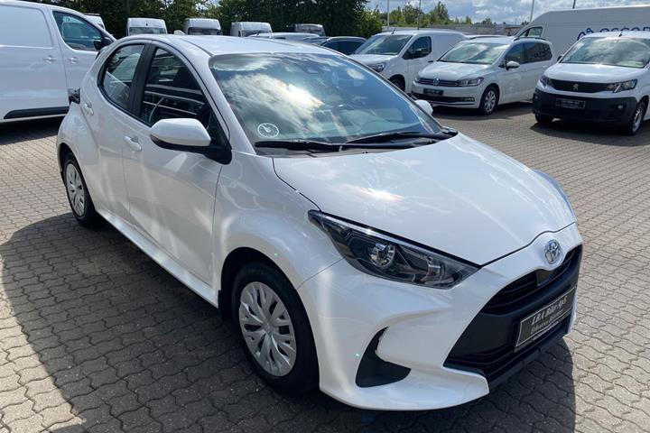 Hvid Toyota Yaris fra 2023