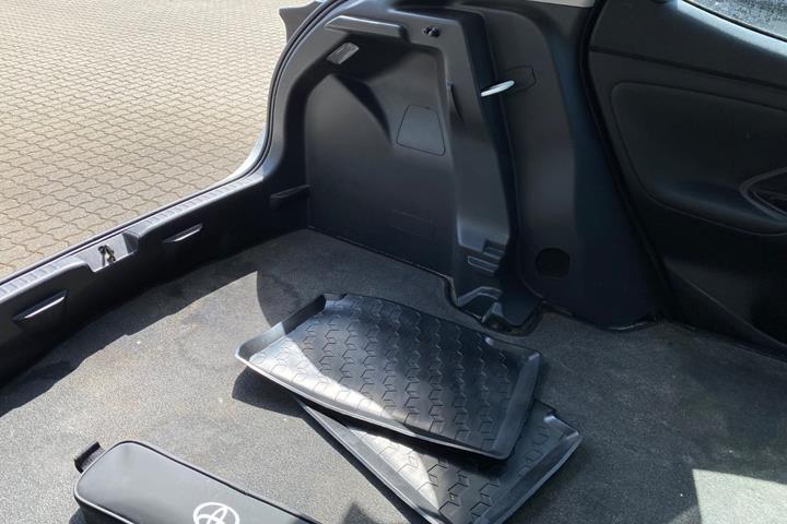 Hvid Toyota Yaris fra 2023