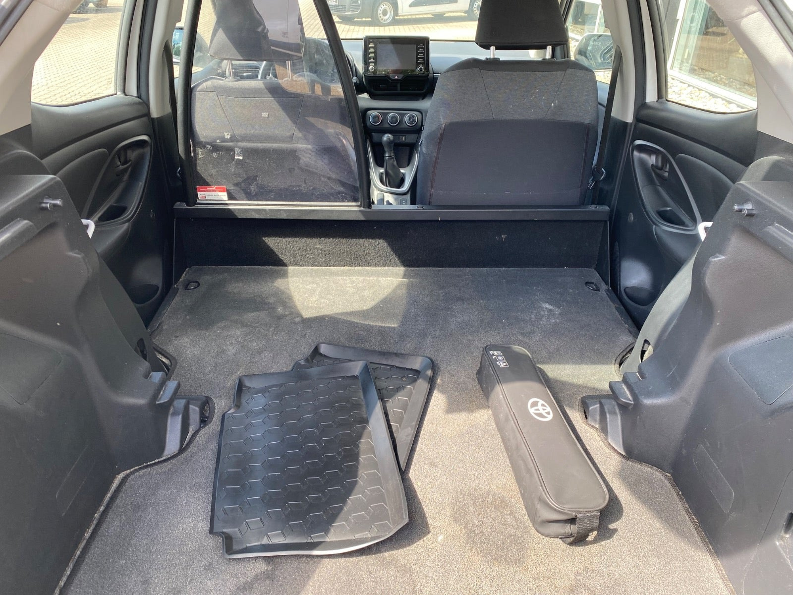 Hvid Toyota Yaris fra 2023
