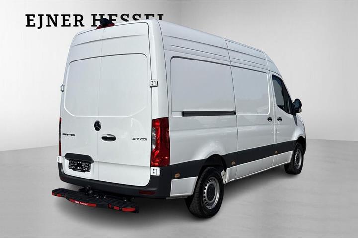 Hvid Mercedes Sprinter 317 fra 2025