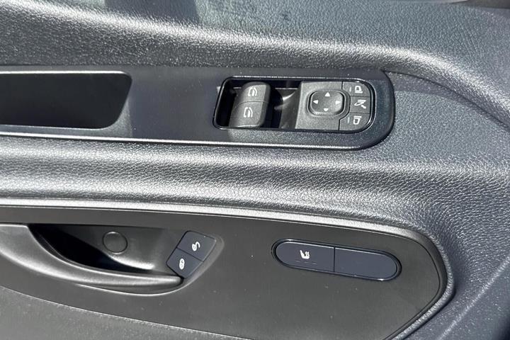 Hvid Mercedes Sprinter 317 fra 2025