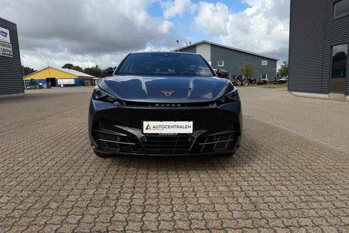 Blå Cupra Tavascan fra 2025